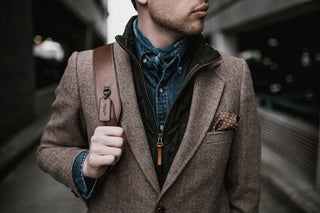 Homme en veste de mi-saison, allure superposée en extérieur au printemps