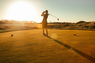 Golfeuse en plein élan sur un parcours par une fraîche matinée de printemps