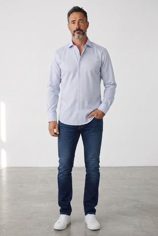 Homme portant une chemise Emanuel Berg Rialto bleue à motifs, coupe moderne, avec un jean et des baskets blanches