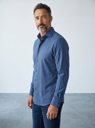 Homme portant une chemise Emanuel Berg Byron bleu marine en maille extensible 4Flex avec col Byron et coupe moderne.