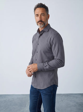 Homme portant une chemise Emanuel Berg Byron charcoal à motifs en maille 4Flex avec un jean bleu