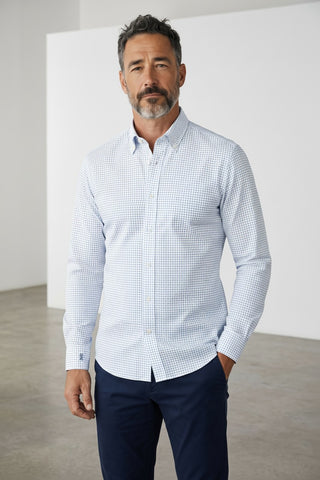 Homme portant une chemise Paul & Shark à motifs vichy bleu et blanc en coton Riviera avec col boutonné