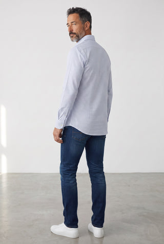Homme portant une chemise Emanuel Berg Rialto bleue à motifs, coupe Modern Fit, avec un jean et des baskets blanches