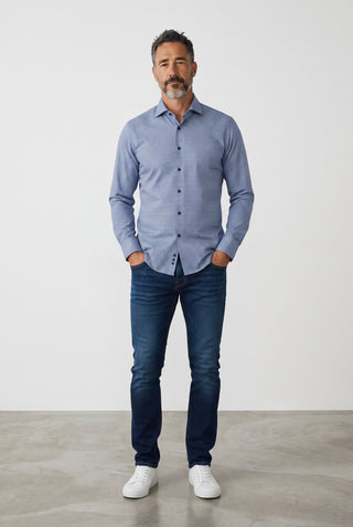 Homme portant une chemise Emanuel Berg Rialto bleu moyen à motifs, coupe moderne, avec un jean et des baskets