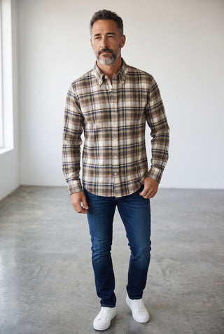 Homme portant une chemise Paul & Shark en flanelle de coton à carreaux bruns avec col boutonné et jean bleu