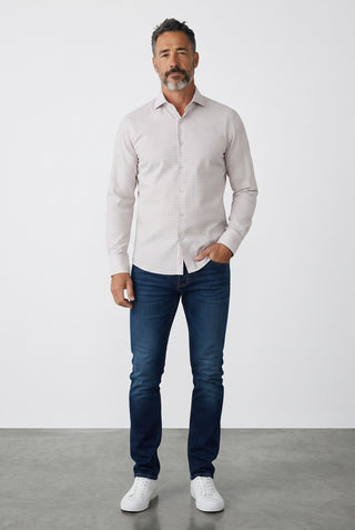 Homme portant une chemise Emanuel Berg Byron à carreaux gris en maille extensible avec un jean bleu et baskets