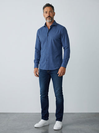 Homme portant une chemise Emanuel Berg Byron bleu marine en maille extensible Modern Fit avec un jean