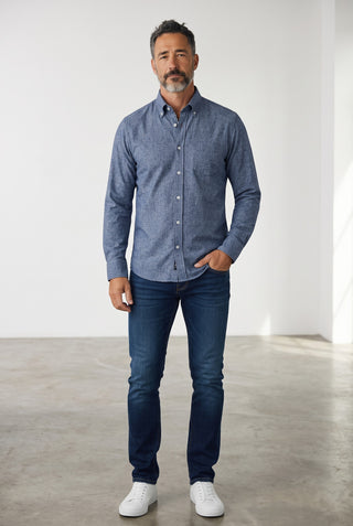 Homme portant une chemise Paul & Shark en popeline de coton bleue à motifs avec col boutonné et poche poitrine