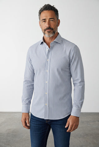 Homme portant une chemise Emanuel Berg Rialto à rayures bleu vif, coupe ajustée en mélange polyamide et élasthanne