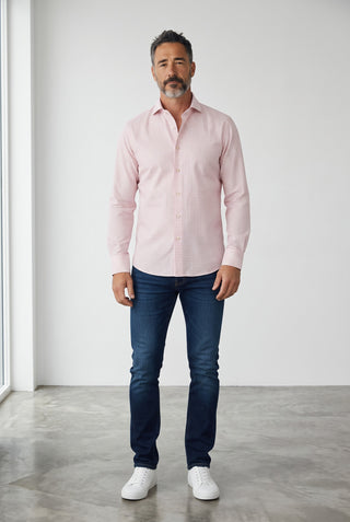 Homme portant une chemise Emanuel Berg Byron à carreaux rose vif en maille extensible avec un jean bleu