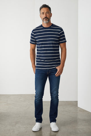 T-shirt rayé bleu marine Paul & Shark en coton double mercerisé porté par un homme avec un jean et des baskets