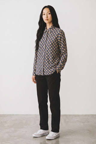 Modèle portant une blouse à carreaux Le Capitaine D'a Bord en viscose à manches longues avec un pantalon noir