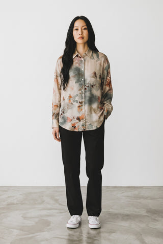 Modèle portant une blouse Le Capitaine D'a Bord à motif floral en viscose douce avec manches longues et col chemise