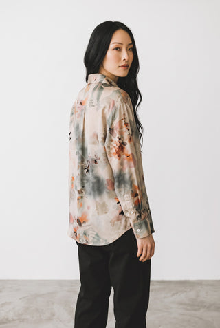 Blouse Le Capitaine D'a Bord en viscose à motif floral doux, manches longues, portée par une femme sur fond blanc.