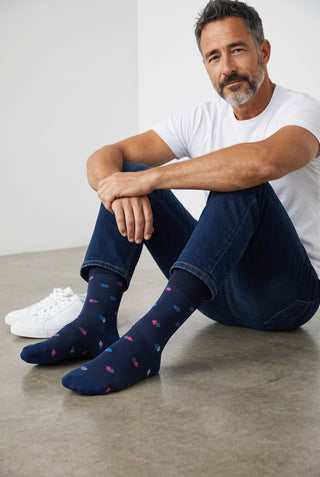 Le Capitaine D'a Bord Bugatchi navy blue cotton and cashmere socks with a subtle square pattern worn by a man