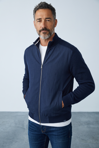 Homme portant un cardigan bleu marine Le Capitaine D'a Bord en coton Fresco avec devant en lin et fermeture zippée