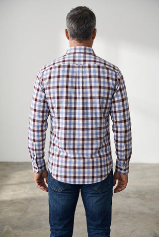 Vue arrière d'un homme portant une chemise Le Capitaine D'a Bord en twill de coton à carreaux bleus et gris