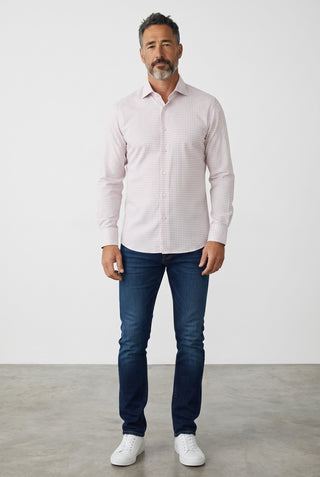 Homme portant une chemise Le Capitaine D'a Bord Byron à carreaux gris en maille extensible avec un jean bleu
