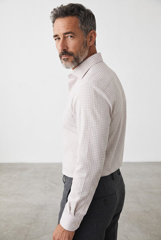 Homme portant une chemise Le Capitaine D'a Bord Byron à carreaux gris en maille extensible, coupe moderne