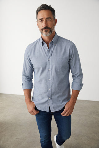 Homme portant une chemise en flanelle bleu indigo Le Capitaine D'a Bord avec col boutonné et poche poitrine