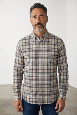 Homme portant une chemise à carreaux en flanelle Xsoft Le Capitaine D'a Bord avec col boutonné et poche poitrine