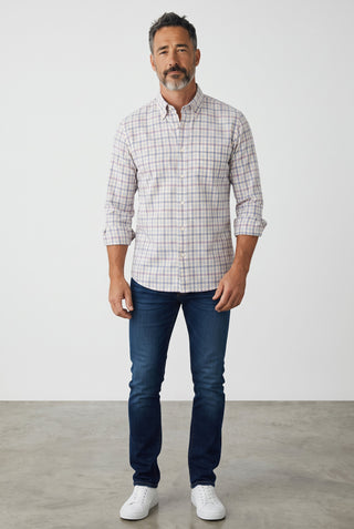 Homme portant une chemise à carreaux en flanelle Xsoft Le Capitaine D'a Bord avec col boutonné et poche poitrine