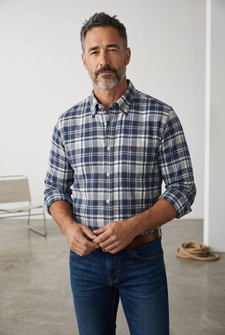 Homme portant une chemise en flanelle à carreaux marine et blanche Le Capitaine D'a Bord avec poche poitrine