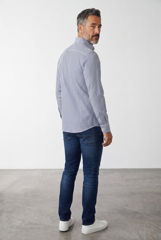 Homme portant une chemise rayée bleue et blanche Emanuel Berg à manches longues, coupe ajustée, vue de dos
