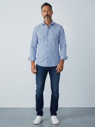 Homme portant une chemise Le Capitaine D'a Bord bleue à rayures avec col Byron et manches longues