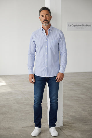 Homme portant une chemise rayée Paul & Shark en twill de coton bleu et blanc avec poche poitrine, Le Capitaine D'a Bord