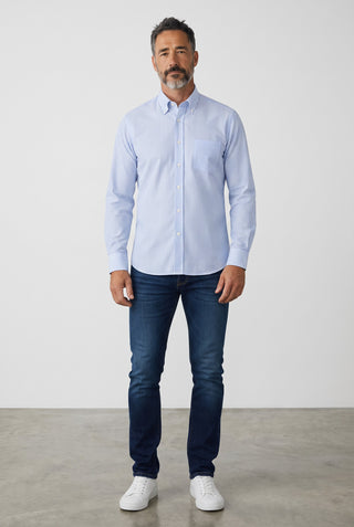 Homme portant une chemise à rayures bleues et blanches en coton Supima Le Capitaine D'a Bord avec jean et baskets