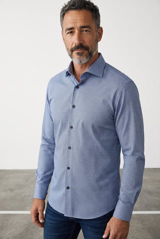 Homme portant une chemise Le Capitaine D'a Bord Rialto bleu moyen à motifs en polyamide et élasthanne, coupe moderne.