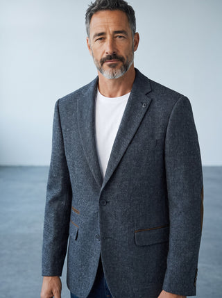 Homme portant un veston en laine bleu Digel Erol avec appliqués aux coudes, style décontracté-chic Le Capitaine D'a Bord