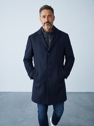 Homme portant le manteau en laine bleu marine Digel Deus avec encolure zippée détachable de Le Capitaine D'a Bord
