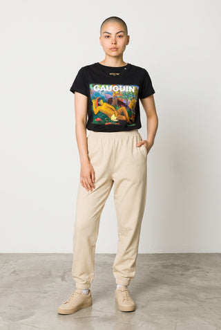 T-shirt noir Le Capitaine D'a Bord en coton avec imprimé artistique Gauguin porté par une femme