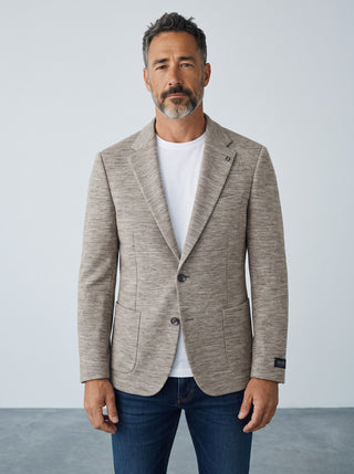 Homme portant un veston Digel Edward en jersey de laine beige coupe Modern Fit avec un t-shirt blanc chez Le Capitaine D'a Bord