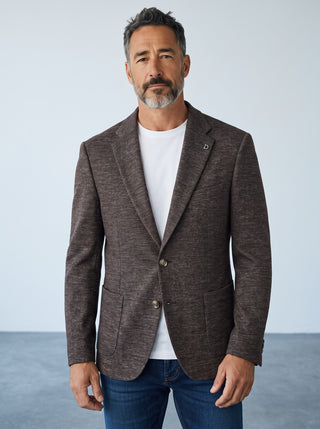 Homme portant un veston en jersey de laine marron Digel modèle Edward coupe Modern Fit par Le Capitaine D'a Bord