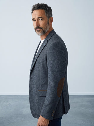 Homme portant un veston en laine bleu Digel Erol avec appliqués aux coudes marron, style décontracté-chic