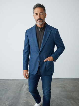 Homme portant un veston en laine bleu Digel Earl avec col zippé détachable, coupe moderne, style chic et décontracté.