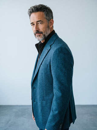 Homme portant un veston en laine bleu Digel avec col zip détachable, coupe Modern Fit, par Le Capitaine D'a Bord