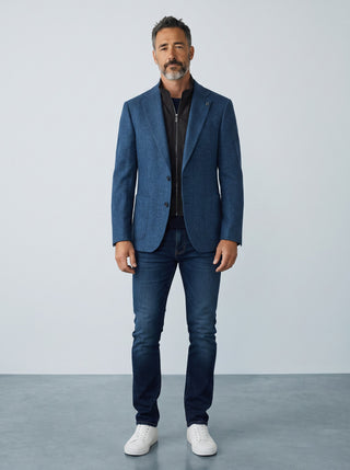 Homme portant un veston en laine bleu Digel avec col zippé détachable, coupe Modern Fit, par Le Capitaine D'a Bord
