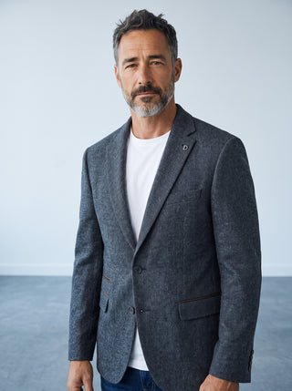 Homme portant un veston en laine bleu Le Capitaine D'a Bord avec appliqués aux coudes et coupe Modern Fit