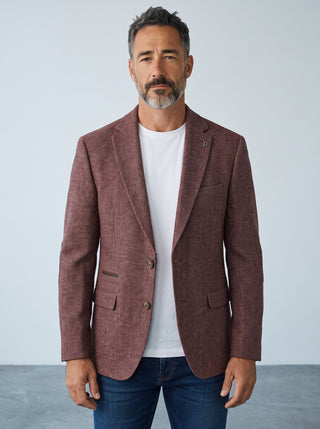 Homme portant un veston en laine bordeaux Digel Erol avec appliqués aux coudes, style décontracté-chic Le Capitaine D'a Bord