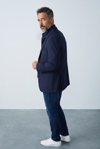 Homme portant le veston marine en laine et cachemire Emanuel Berg Alberto avec col zip détachable chez Le Capitaine D'a Bord