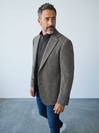 Homme portant un veston en laine Digel avec col zippé détachable, coupe Modern Fit, présenté par Le Capitaine D'a Bord