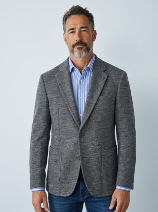 Homme portant un veston gris en jersey de laine Digel coupe Modern Fit de chez Le Capitaine D'a Bord