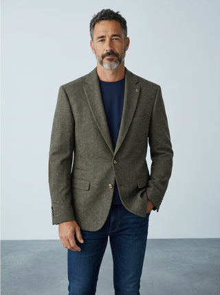 Homme portant un veston en laine olive Digel Erol avec appliqués aux coudes, style décontracté-chic Le Capitaine D'a Bord